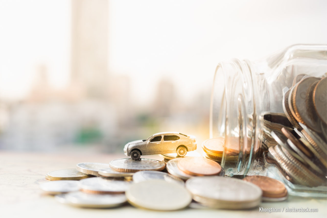 Miniatur-Automodell und Finanzausweis mit Münzen. Finanz- und Autoverleih, Sparen Sie Geld für ein Auto oder Material Design Konzepte.